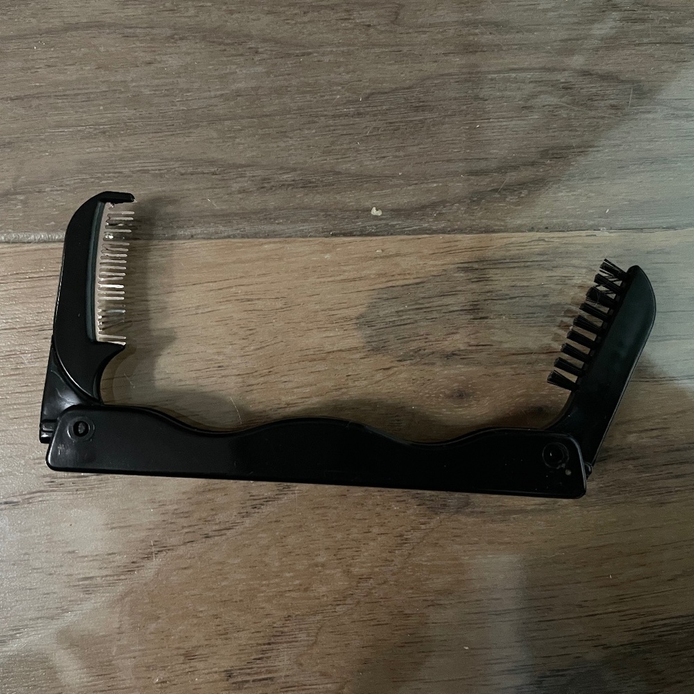 Folding Travel Eyebrow Groomer